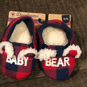 Dearfoams cozy comfort memory foam slippers.